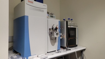 Thermo Scientific QExactive LC-MS system with APCI and ES sources and a Vanquish Binary Ultra High-Pressure Liquid Chromatograph